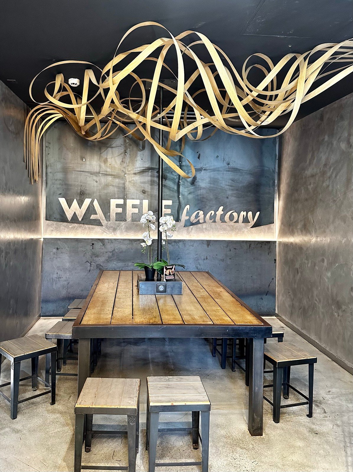 Agencement métallique d’un restaurant Waffle Factory à Marseille