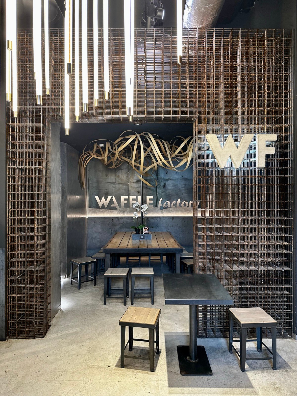 Agencement métallique d’un restaurant Waffle Factory à Marseille