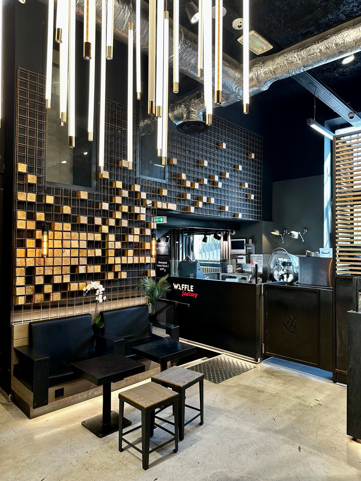 Agencement métallique d’un restaurant Waffle Factory à Marseille