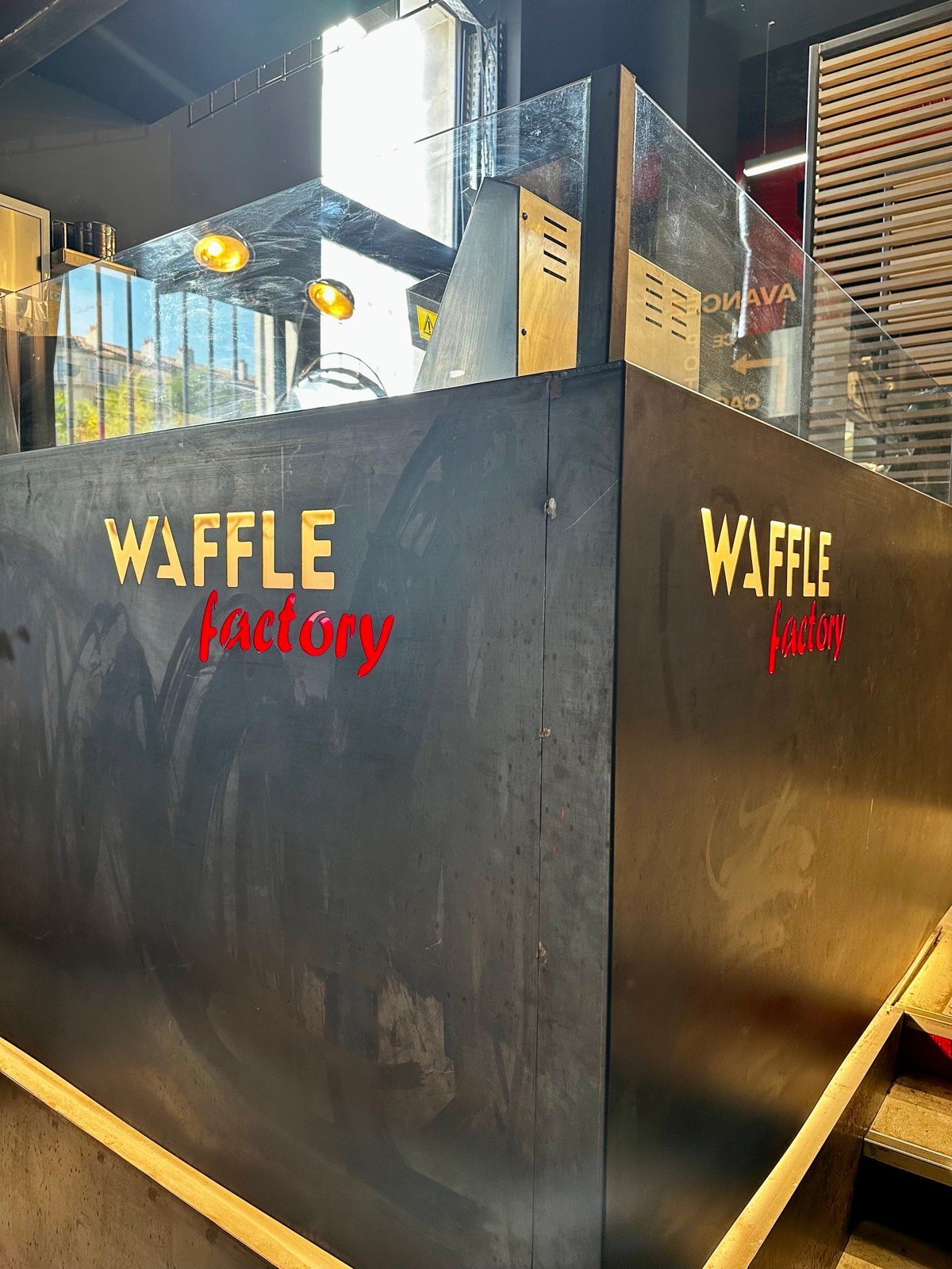 Agencement métallique d’un restaurant Waffle Factory à Marseille