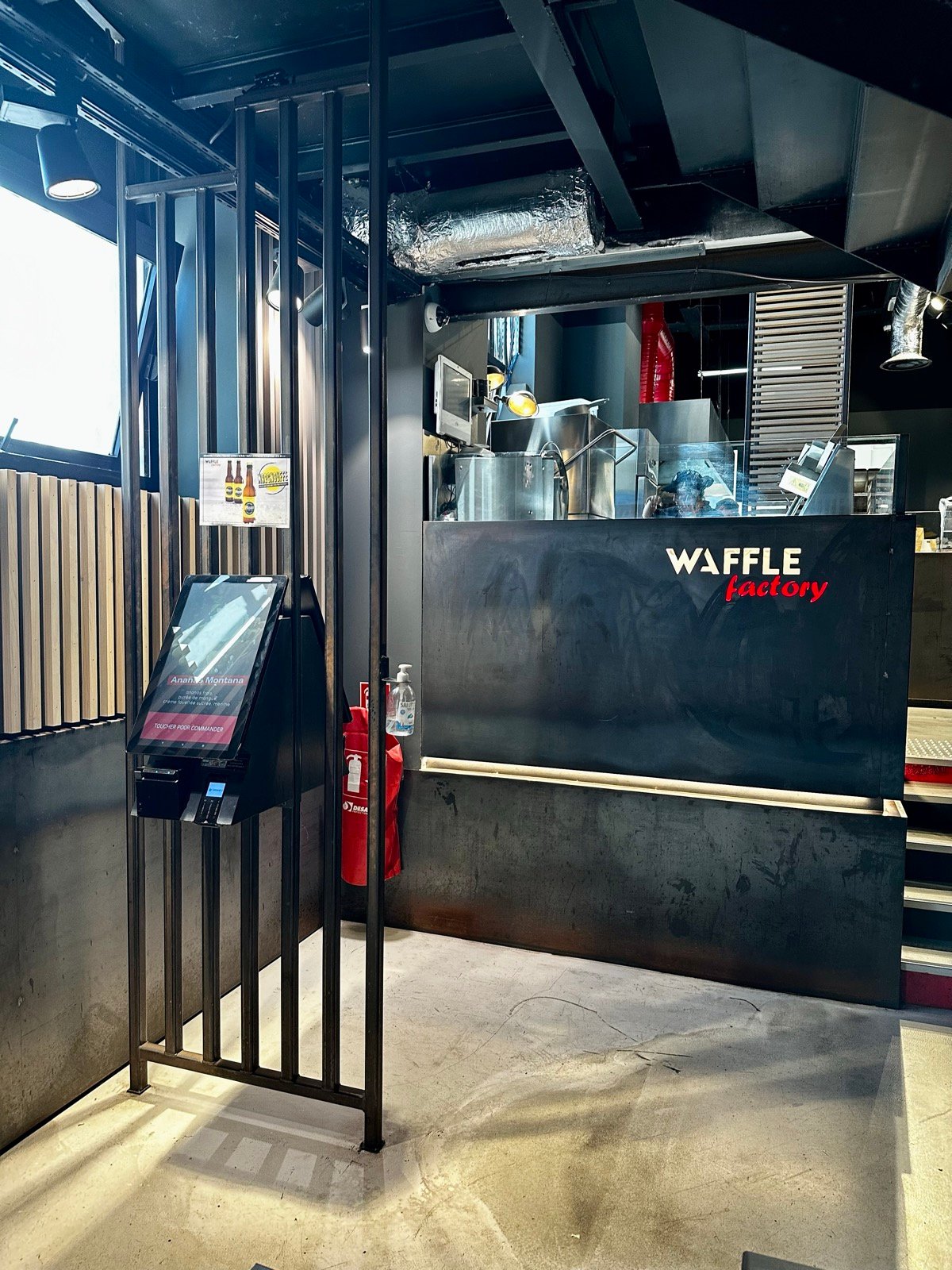 Agencement métallique d’un restaurant Waffle Factory à Marseille