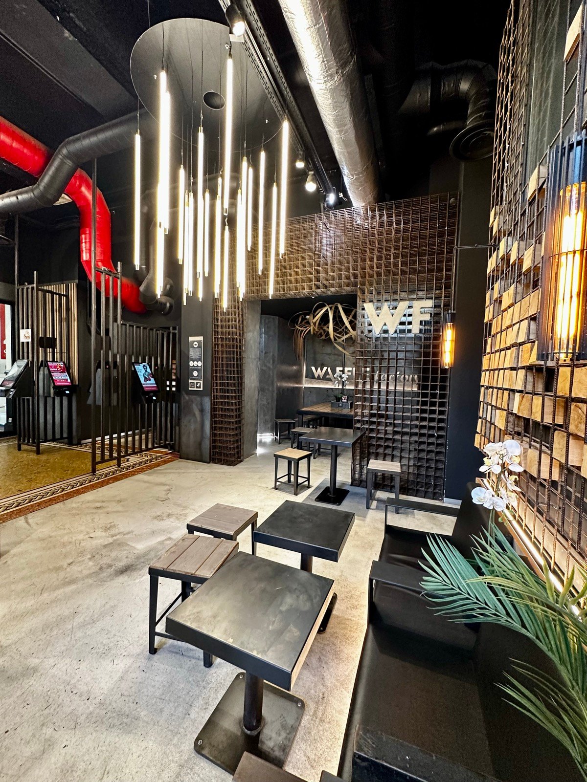Agencement métallique d’un restaurant Waffle Factory à Marseille