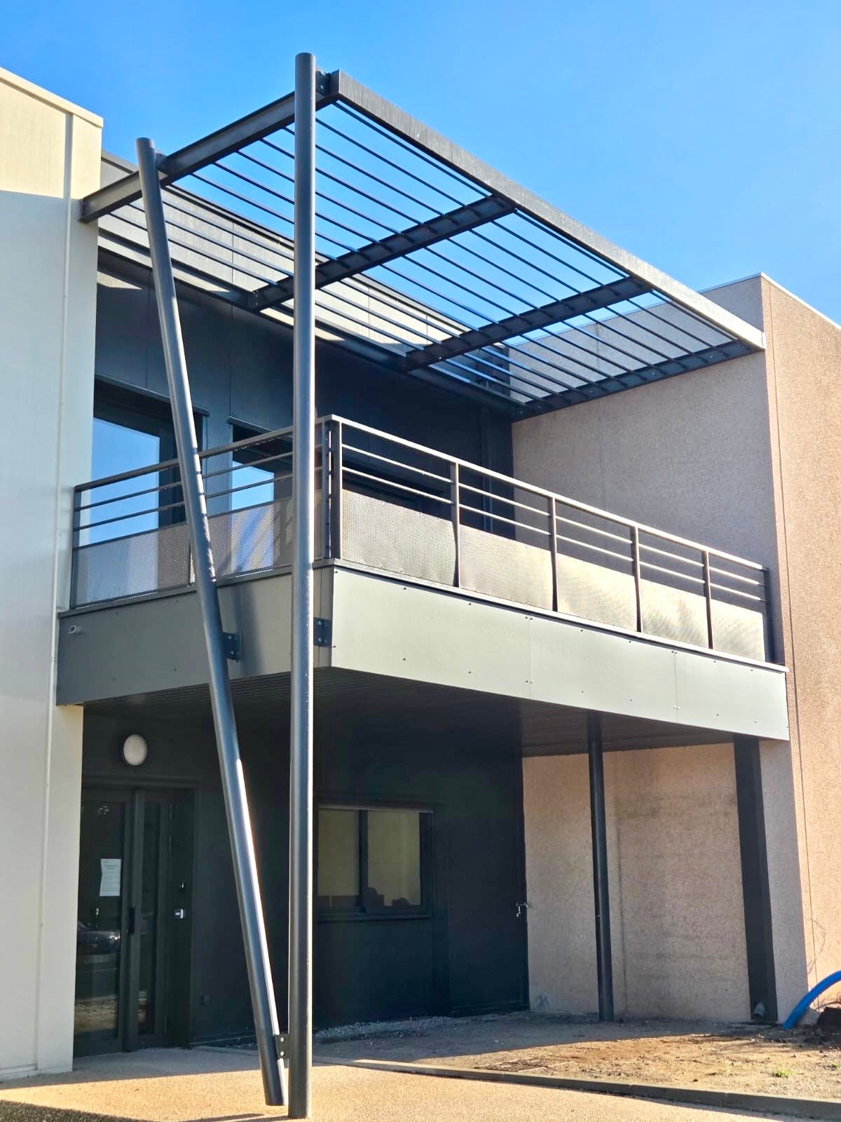 Balcon, brise-soleil et escalier métallique pour un bâtiment tertiaire à Éguilles