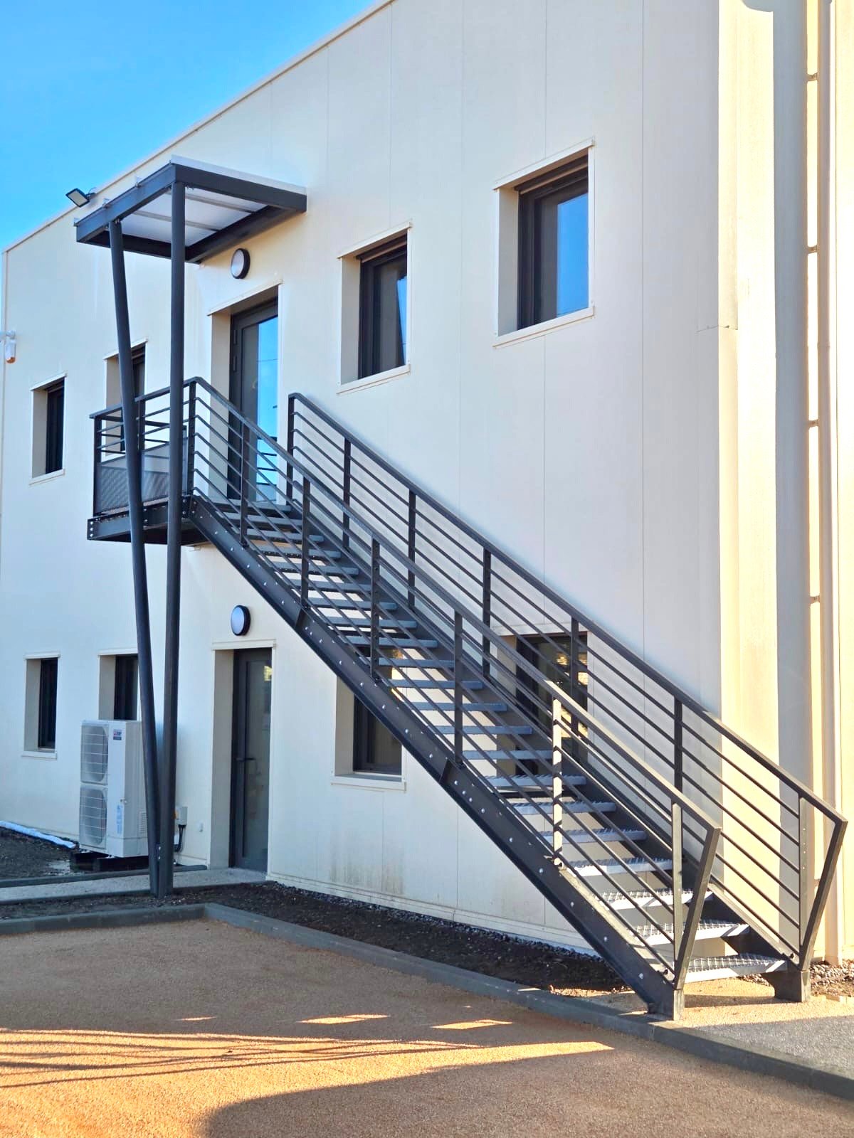 Balcon, brise-soleil et escalier métallique pour un bâtiment tertiaire à Éguilles