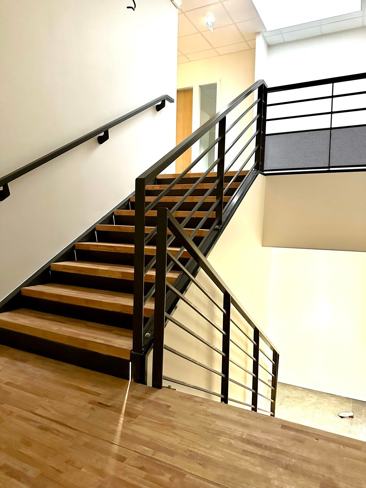 Balcon, brise-soleil et escalier métallique pour un bâtiment tertiaire à Éguilles