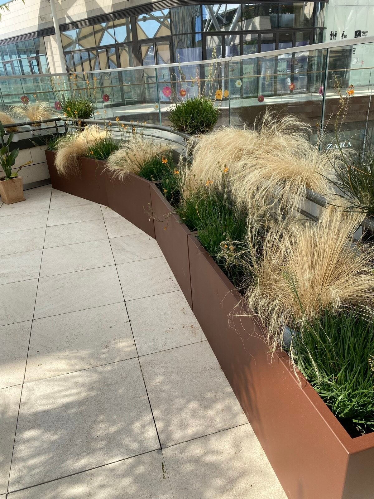 Brise-vue et jardinières pour le restaurant Sarbacane à Marseille