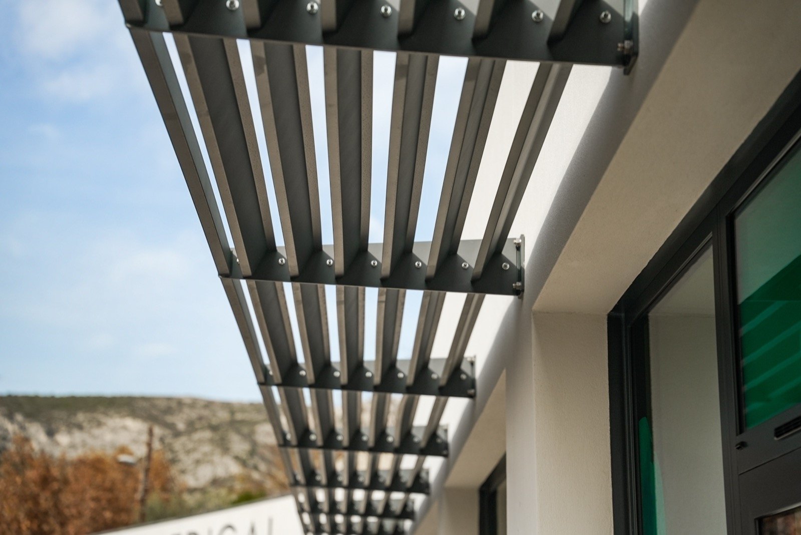 Brise-soleil orientables (BSO) sur-mesure pour le centre médical de Roquevaire