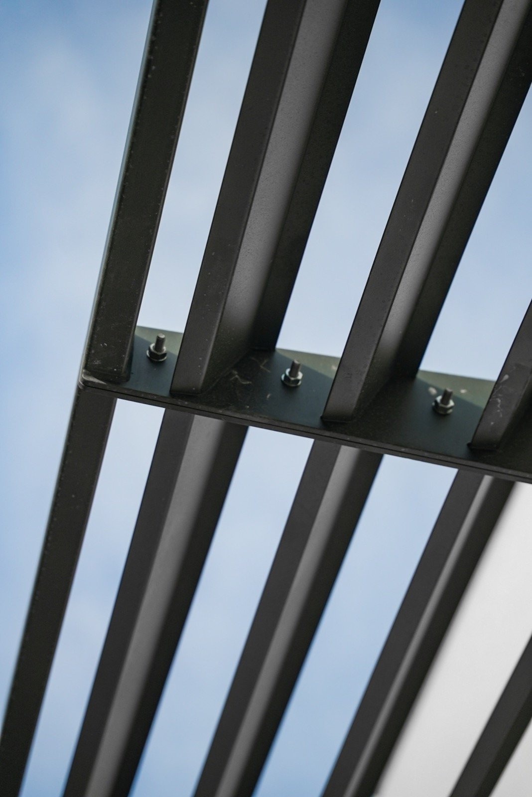Brise-soleil orientables (BSO) sur-mesure pour le centre médical de Roquevaire