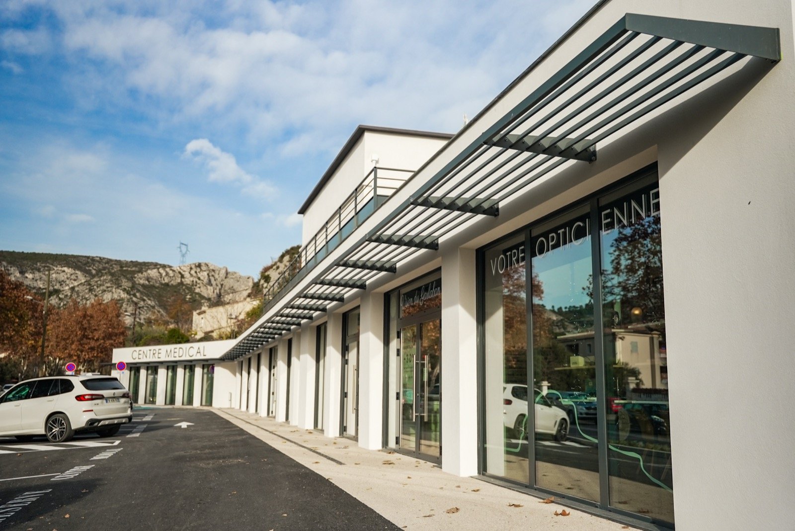 Brise-soleil orientables (BSO) sur-mesure pour le centre médical de Roquevaire