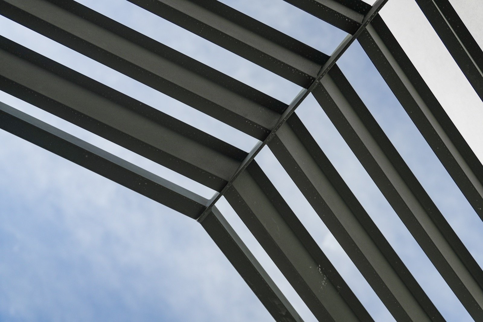 Brise-soleil orientables (BSO) sur-mesure pour le centre médical de Roquevaire