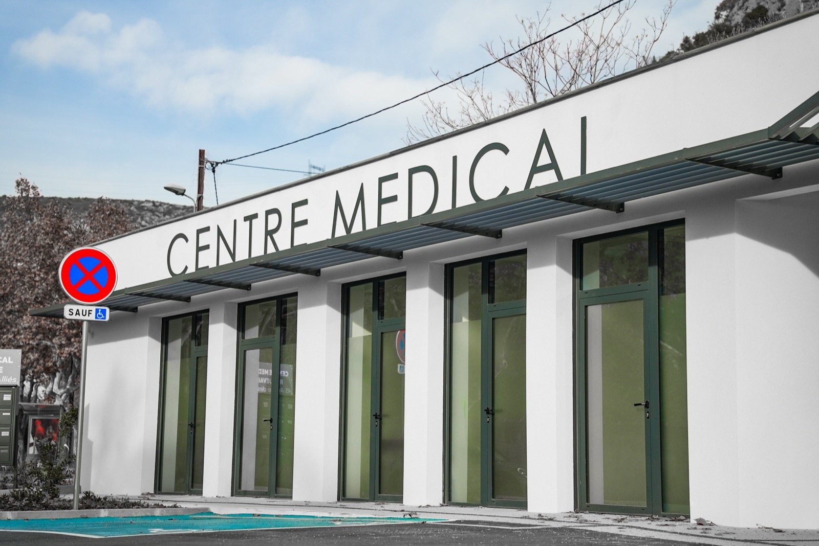 Brise-soleil orientables (BSO) sur-mesure pour le centre médical de Roquevaire