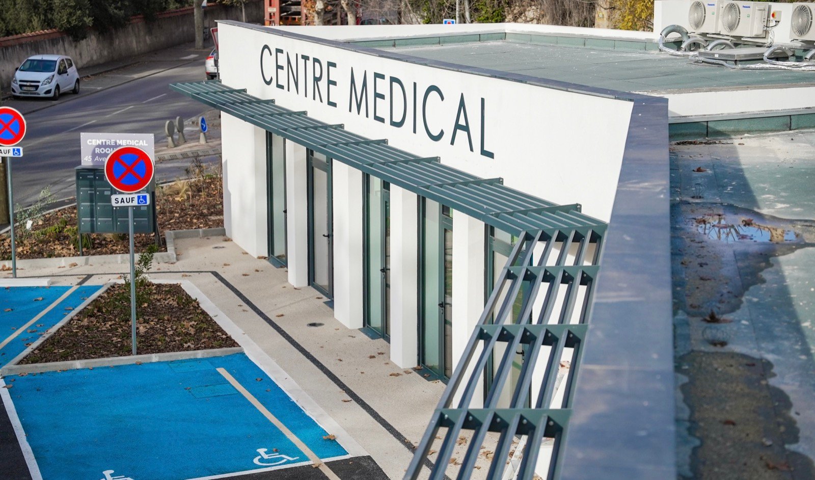 Brise-soleil orientables (BSO) sur-mesure pour le centre médical de Roquevaire