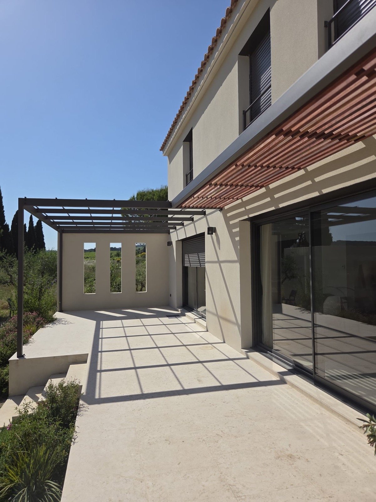 Pergola contemporaine et brise-soleil pour une villa