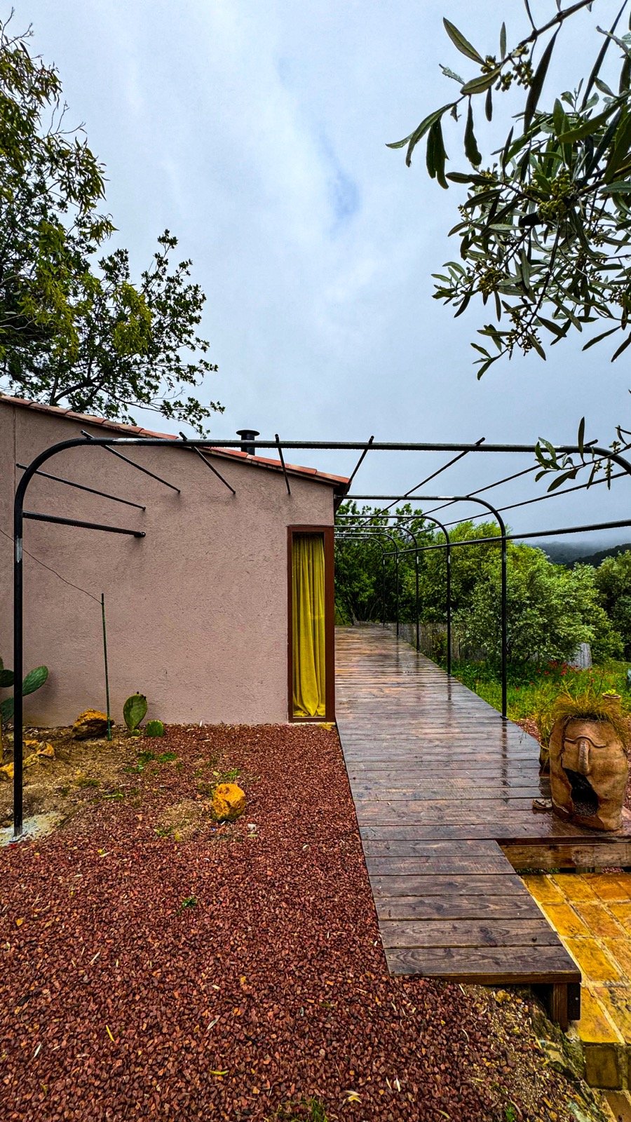 Pergola-véranda vitrée sur allée