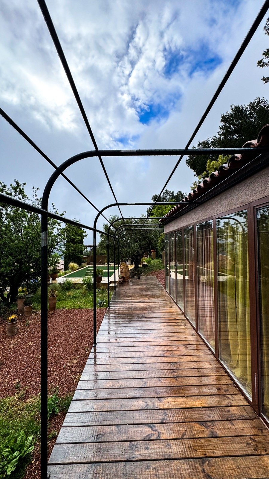 Pergola-véranda vitrée sur allée
