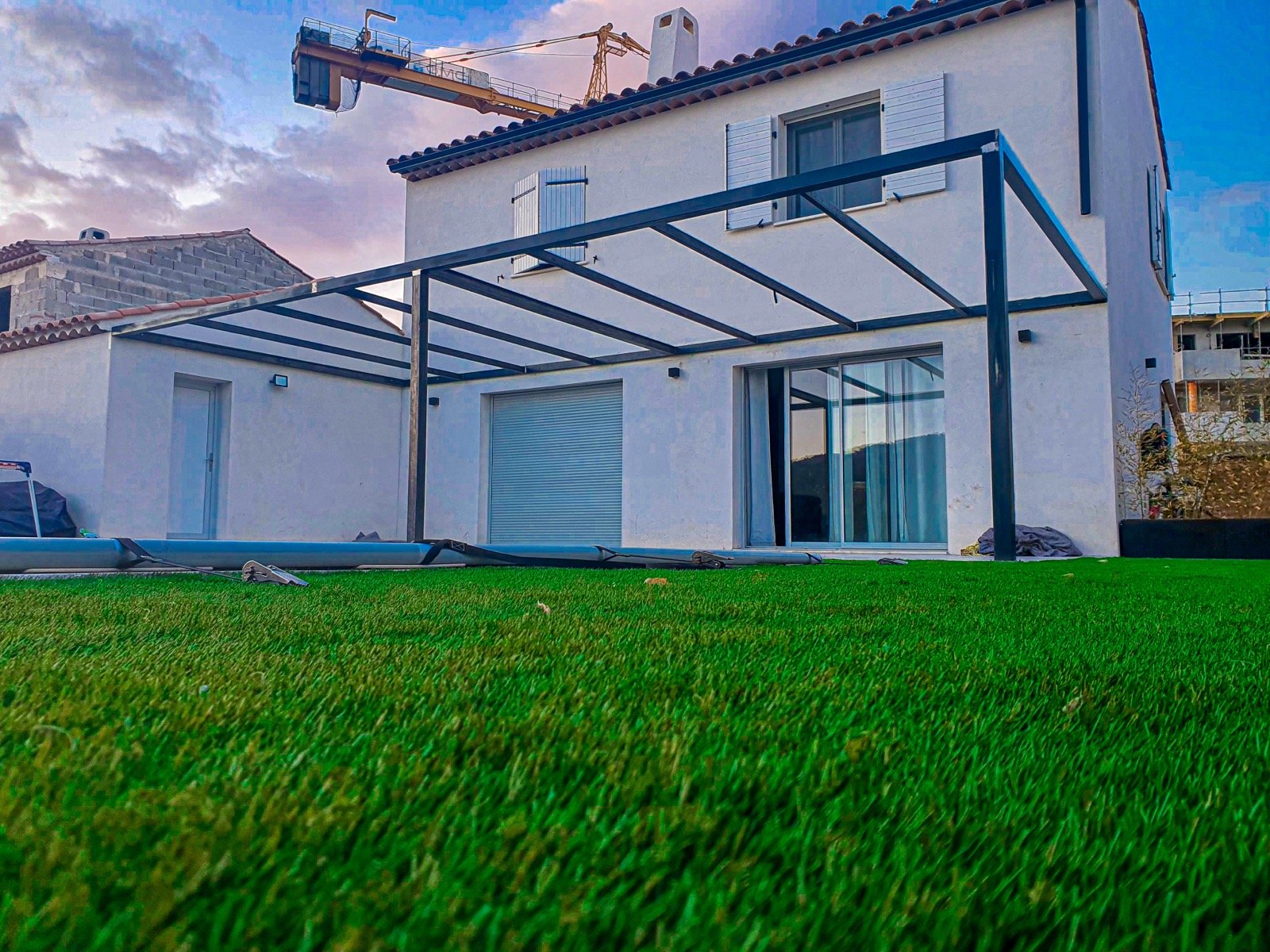 Pergola contemporaine sur terrasse de villa