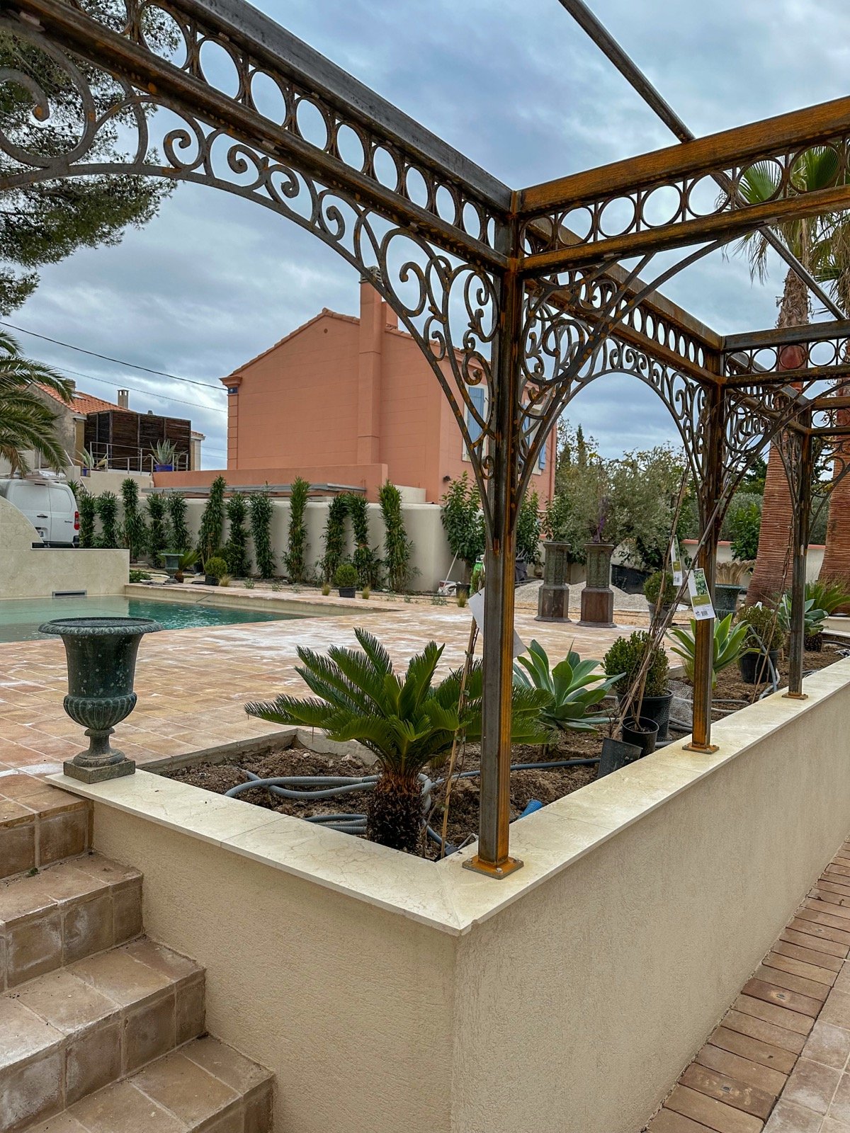 Pergola en fer forgé ornementale pour villa classique