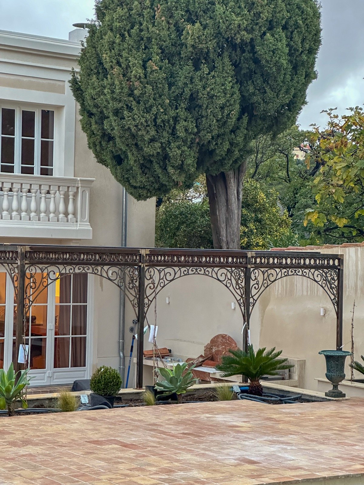 Pergola en fer forgé ornementale pour villa classique