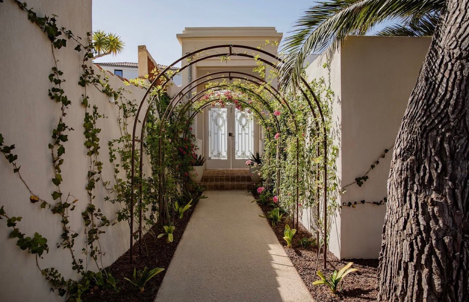 Pergola et tonnelle en fer forgé, jardin méditerranéen