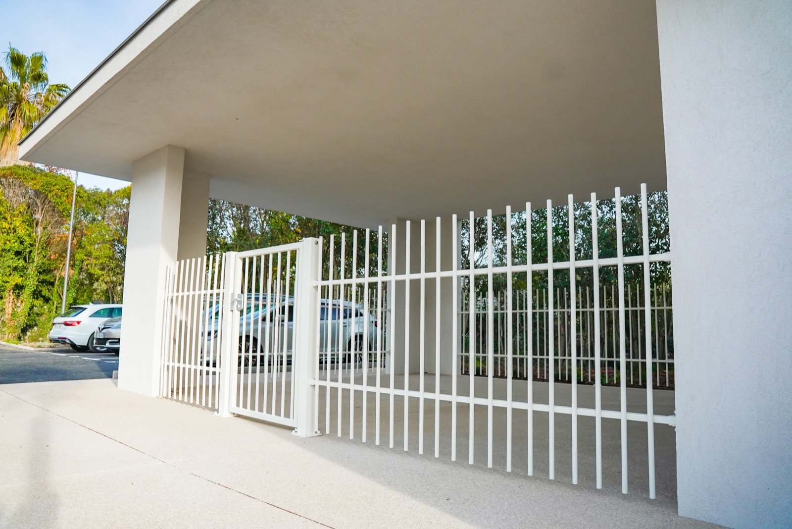 Clôture et brise-vue métalliques pour une résidence