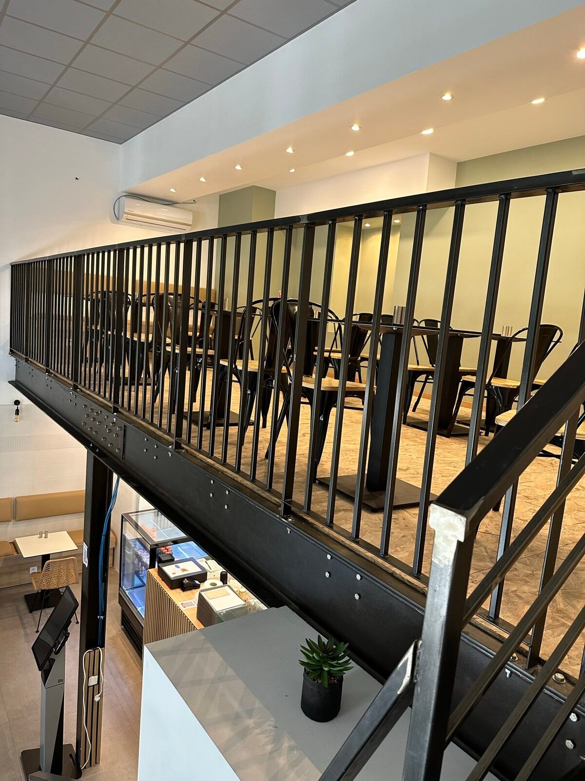 Escalier et mezzanine pour le restaurant Yokae à Marseille