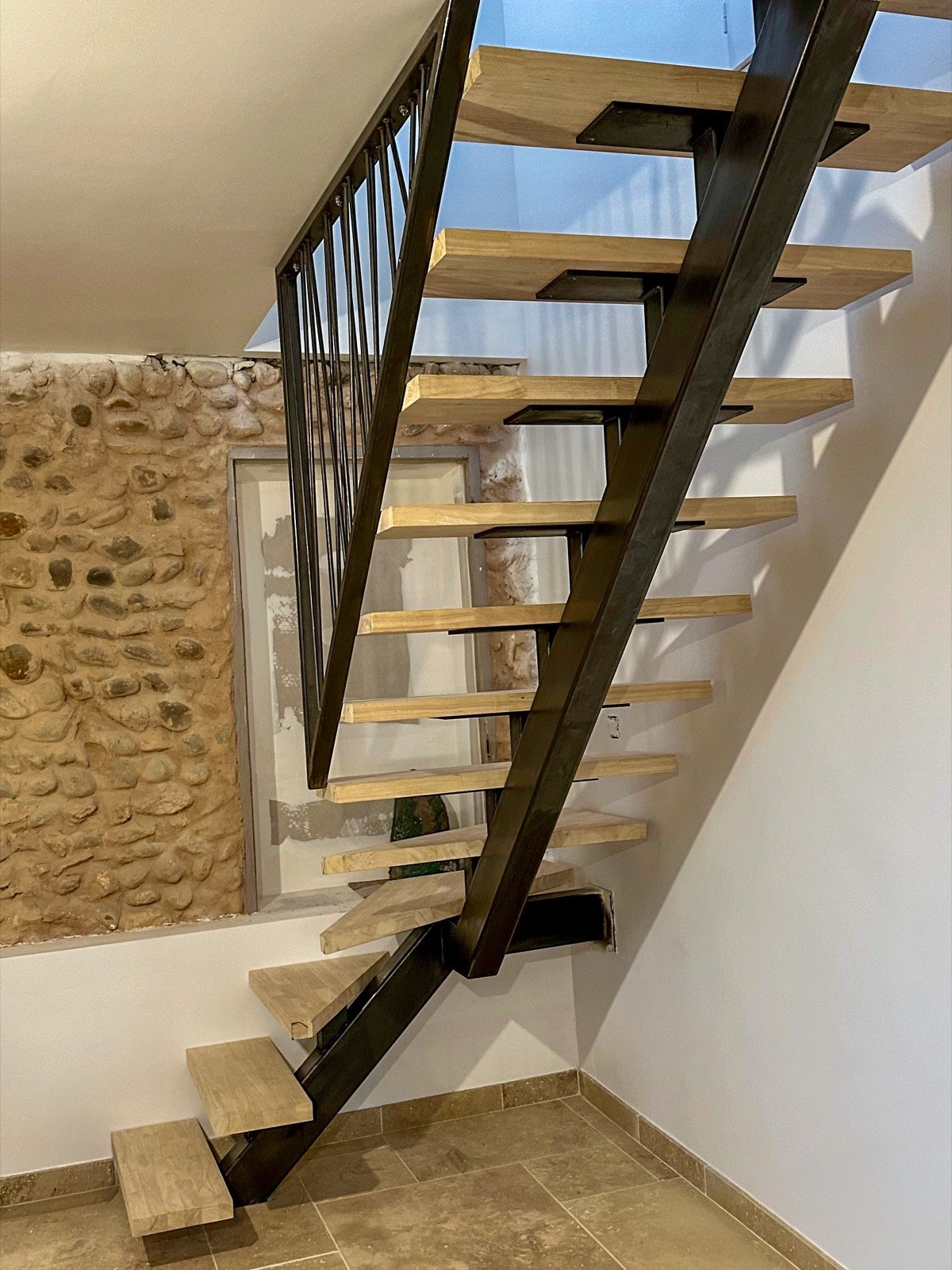 Escalier à limon central, marches bois et garde-corps métallique