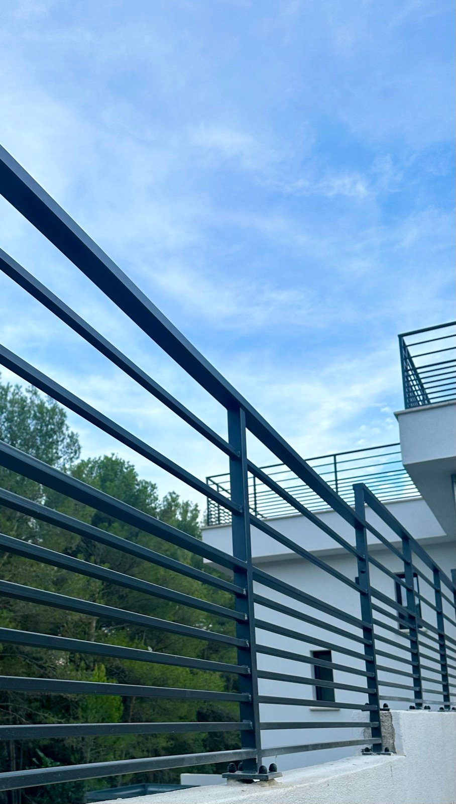Garde-corps à lisses horizontales, villa contemporaine