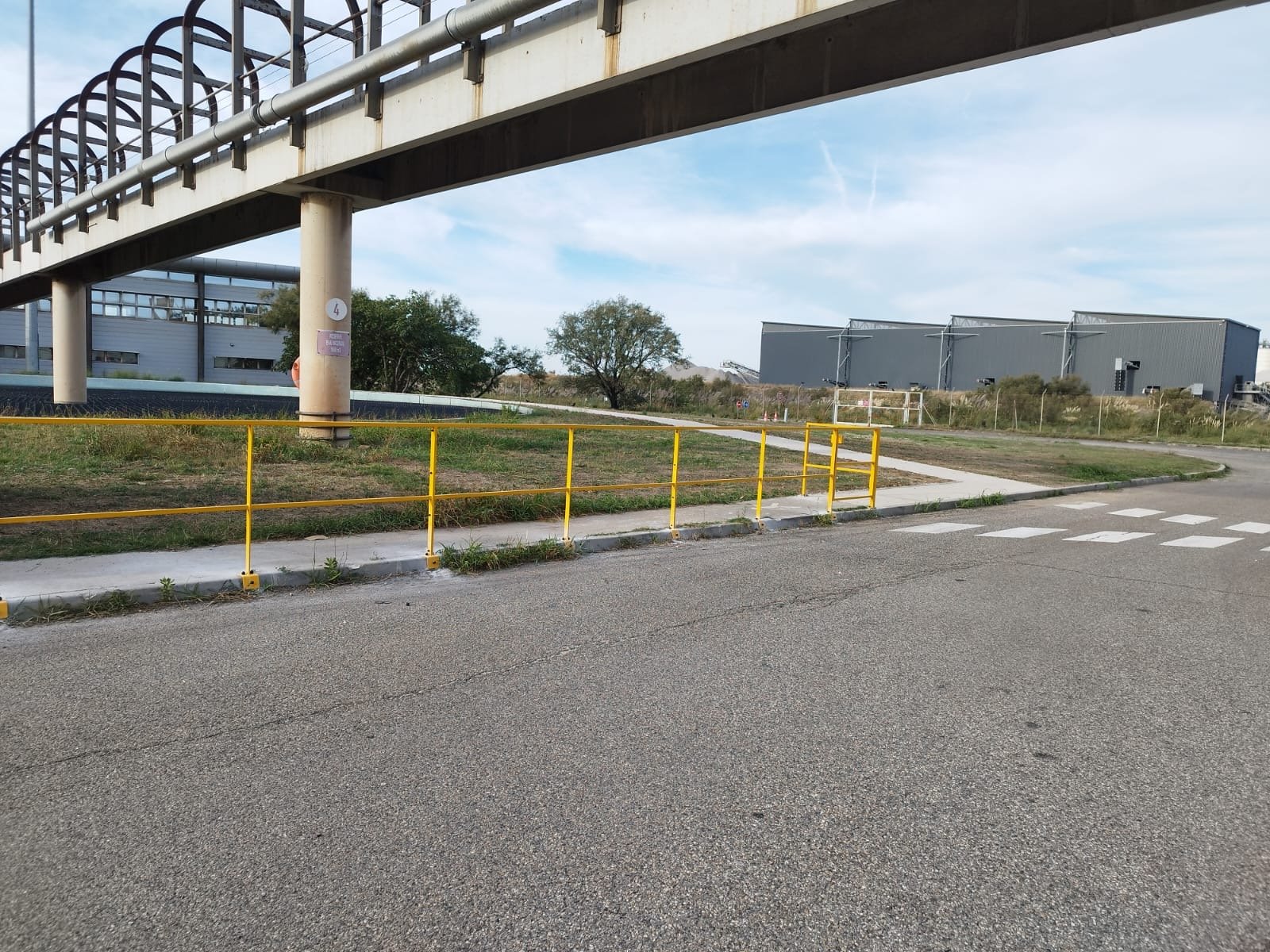 Garde-corps métalliques pour un site industriel en bord de mer