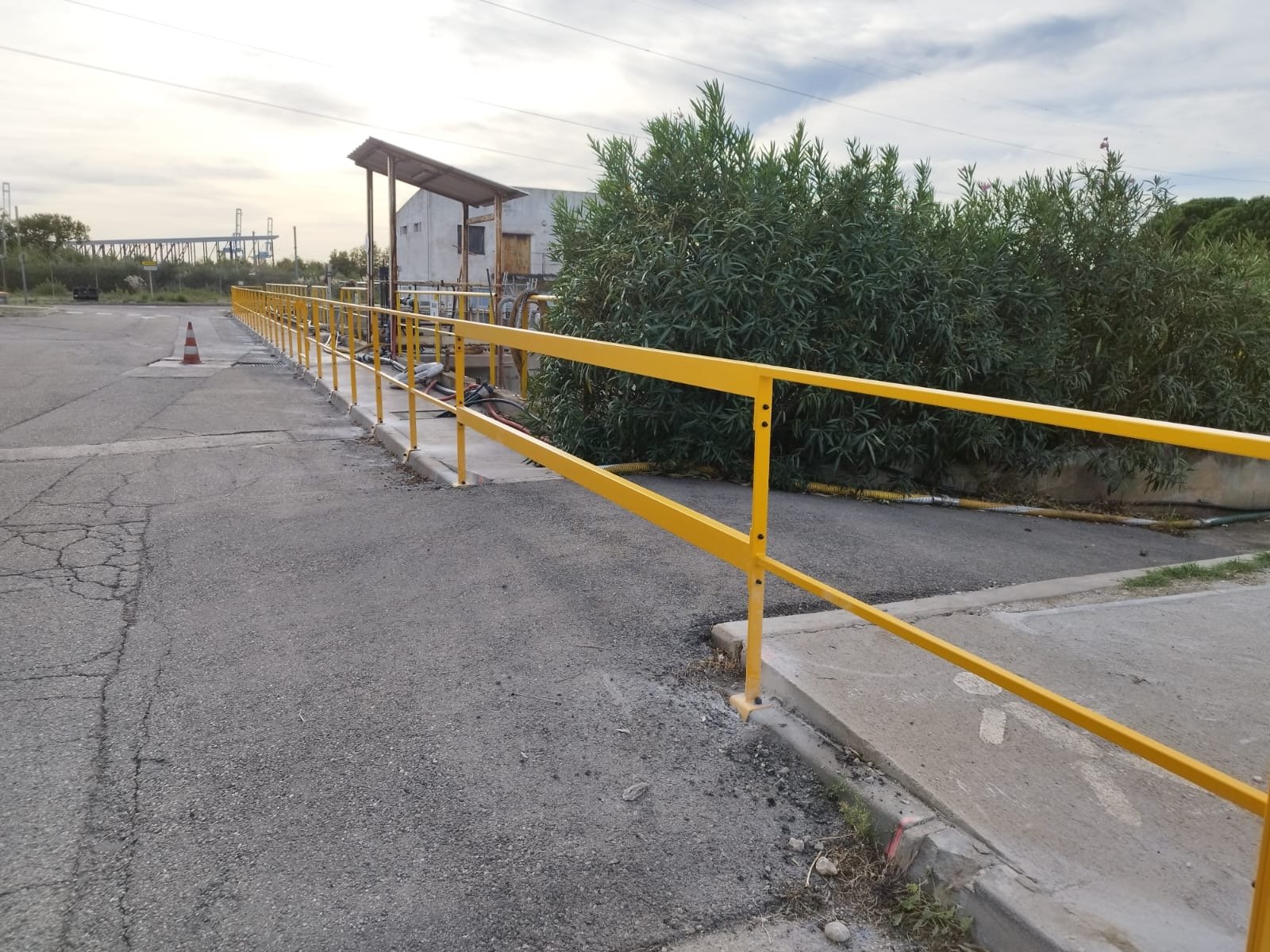 Garde-corps métalliques pour un site industriel en bord de mer