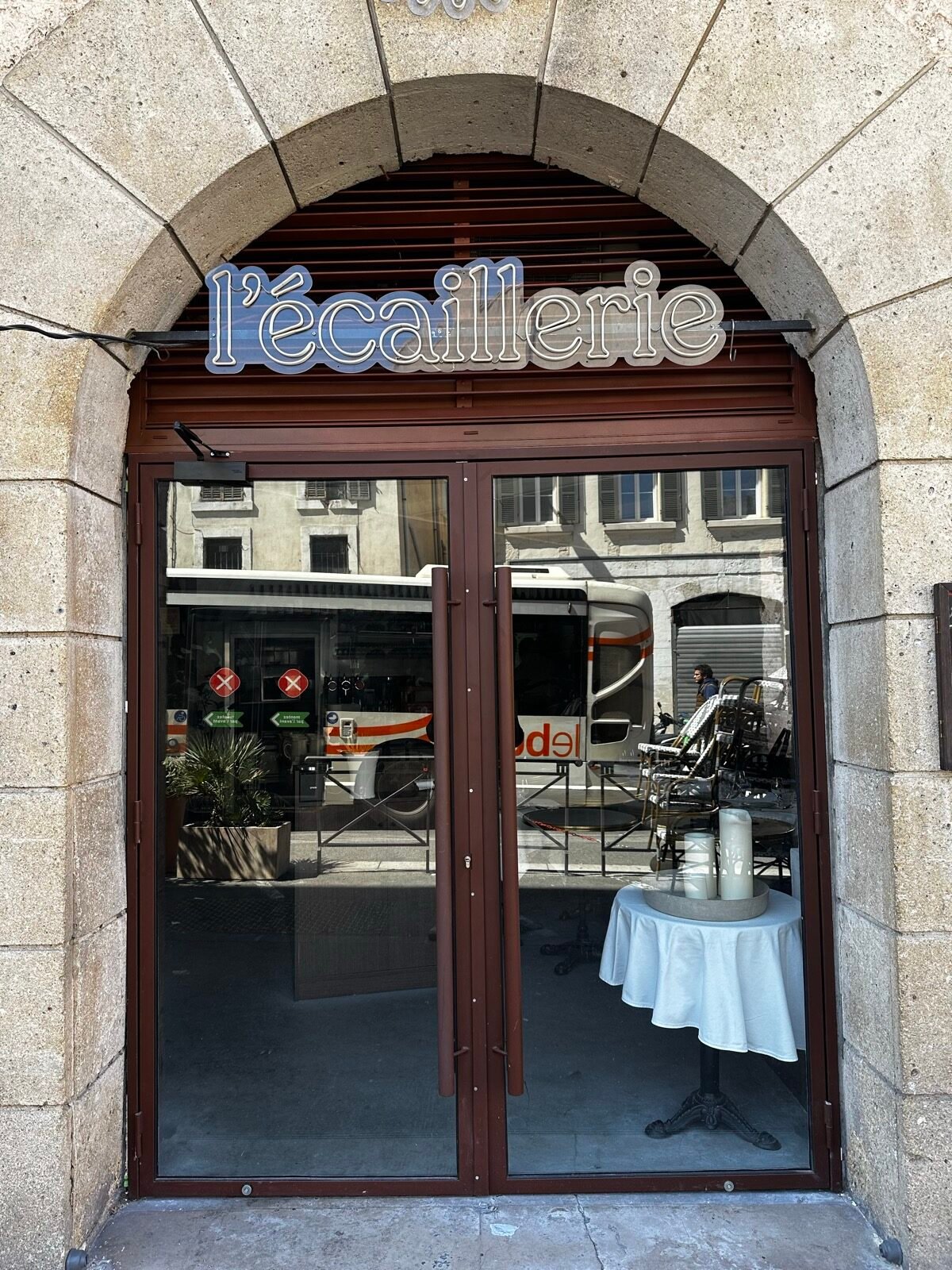 Devanture métallique du restaurant L’Écaillerie