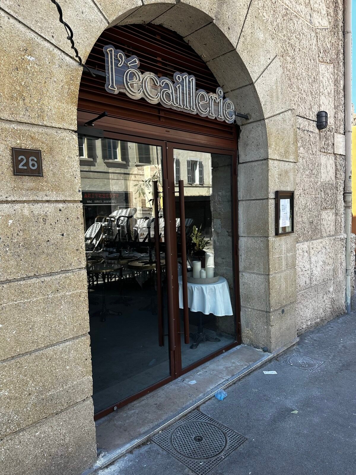 Devanture métallique du restaurant L’Écaillerie