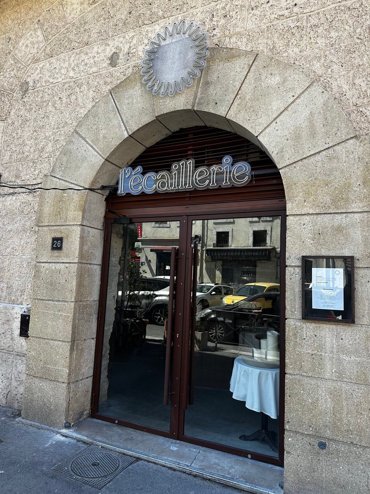 Devanture métallique du restaurant L’Écaillerie