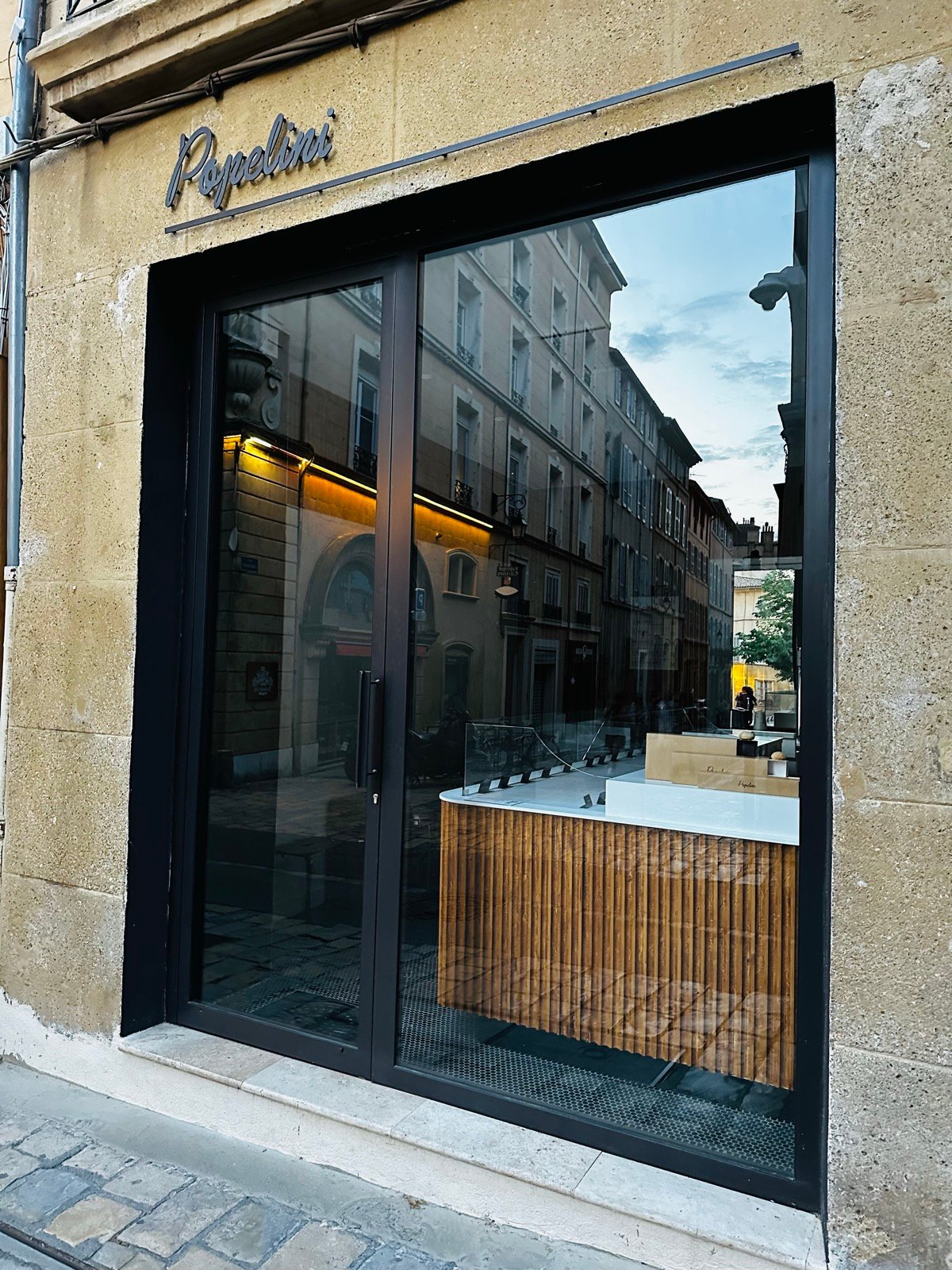 Devanture métallique de la boutique Papelini