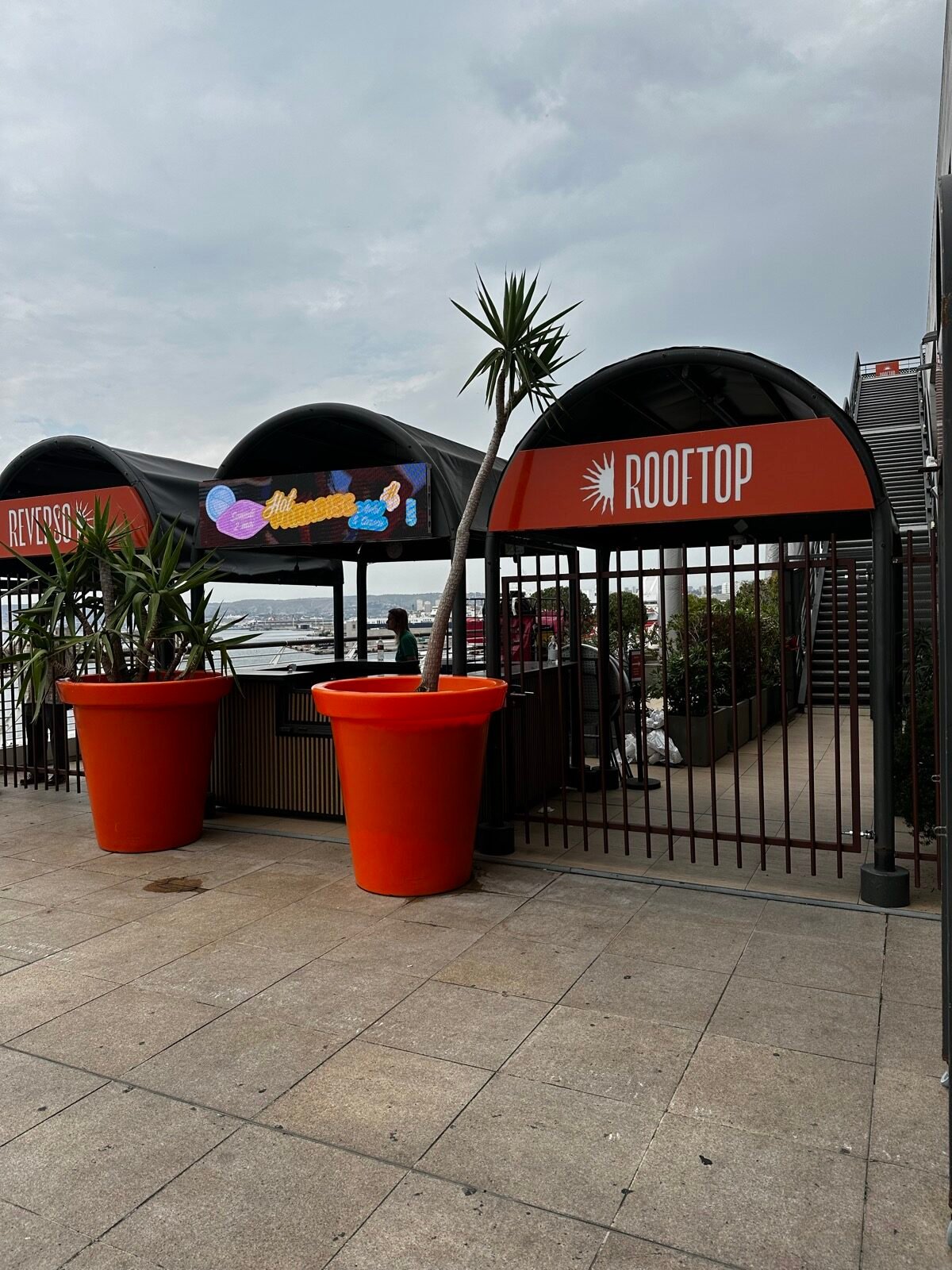 Pergola et table sur-mesure — R2 aux Terrasses du Port, Marseille
