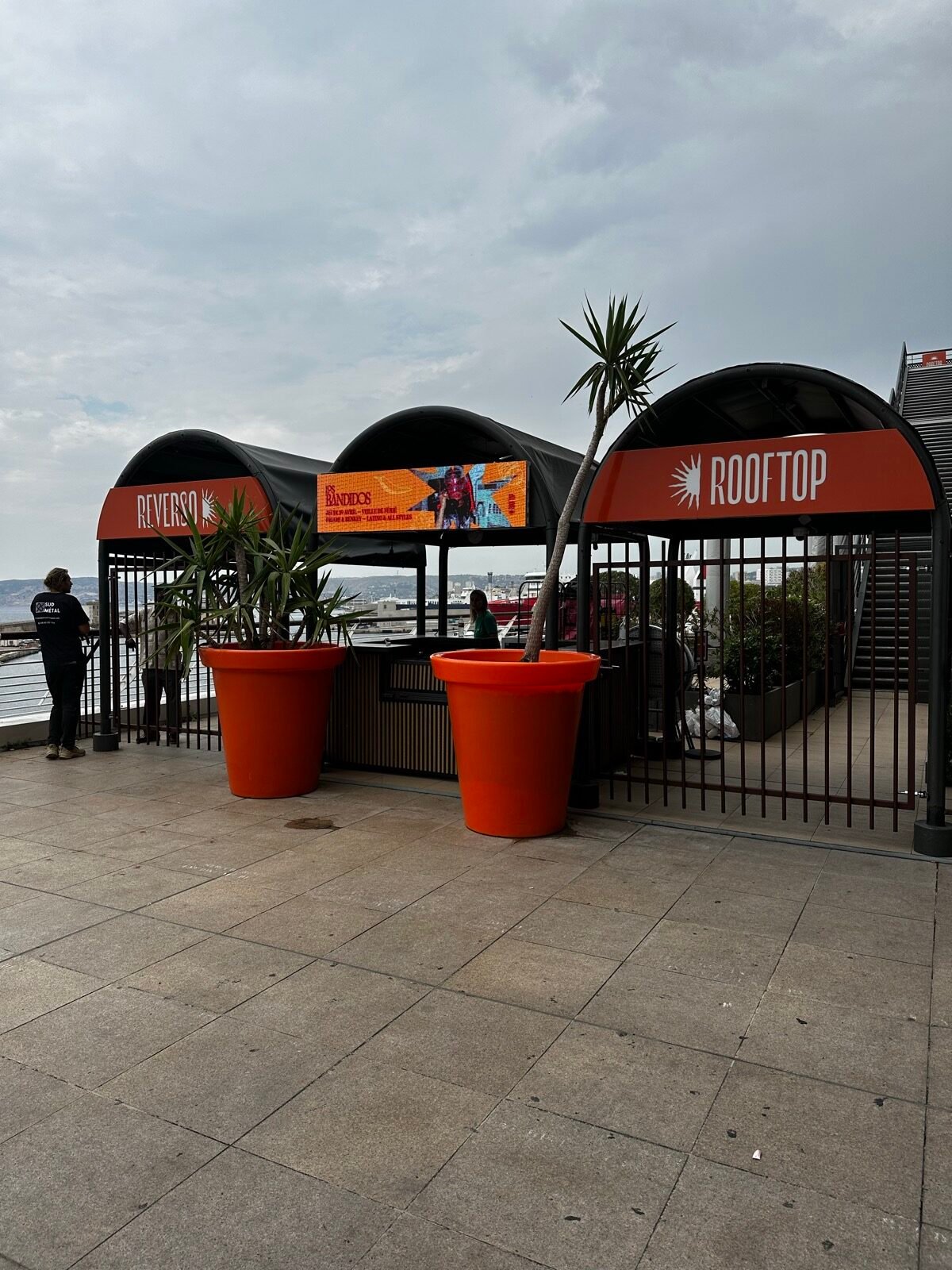 Pergola et table sur-mesure — R2 aux Terrasses du Port, Marseille