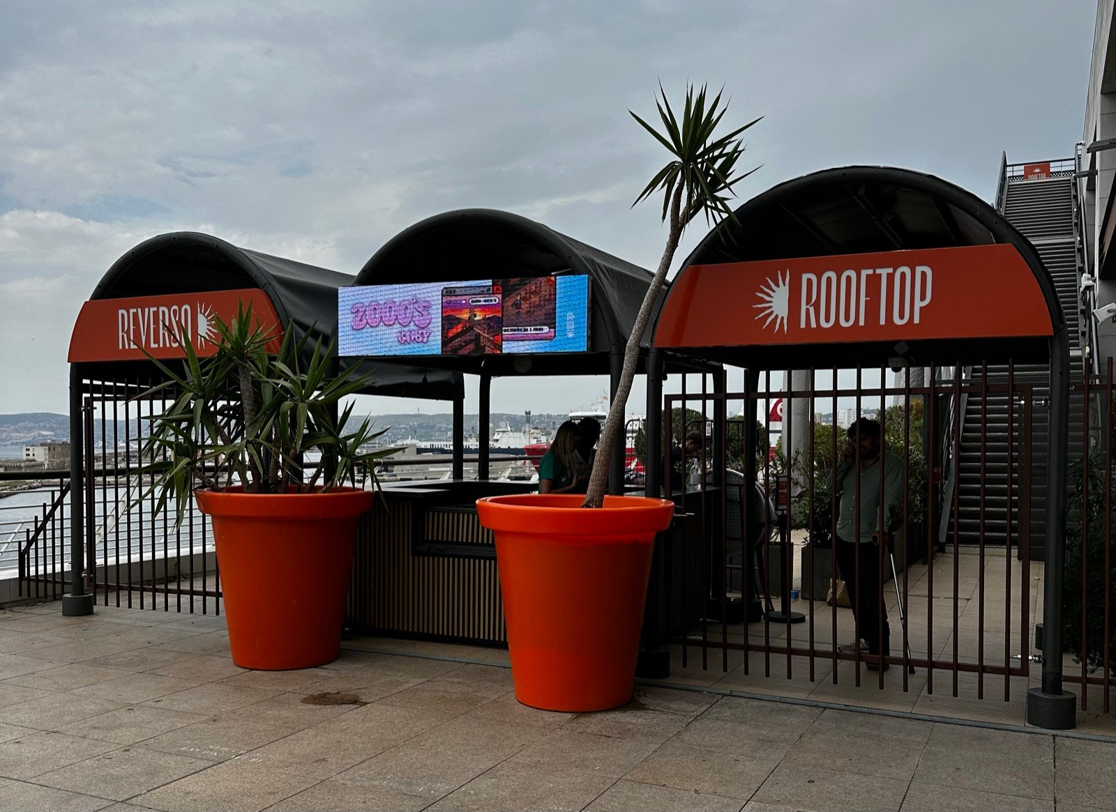 Pergola et table sur-mesure — R2 aux Terrasses du Port, Marseille