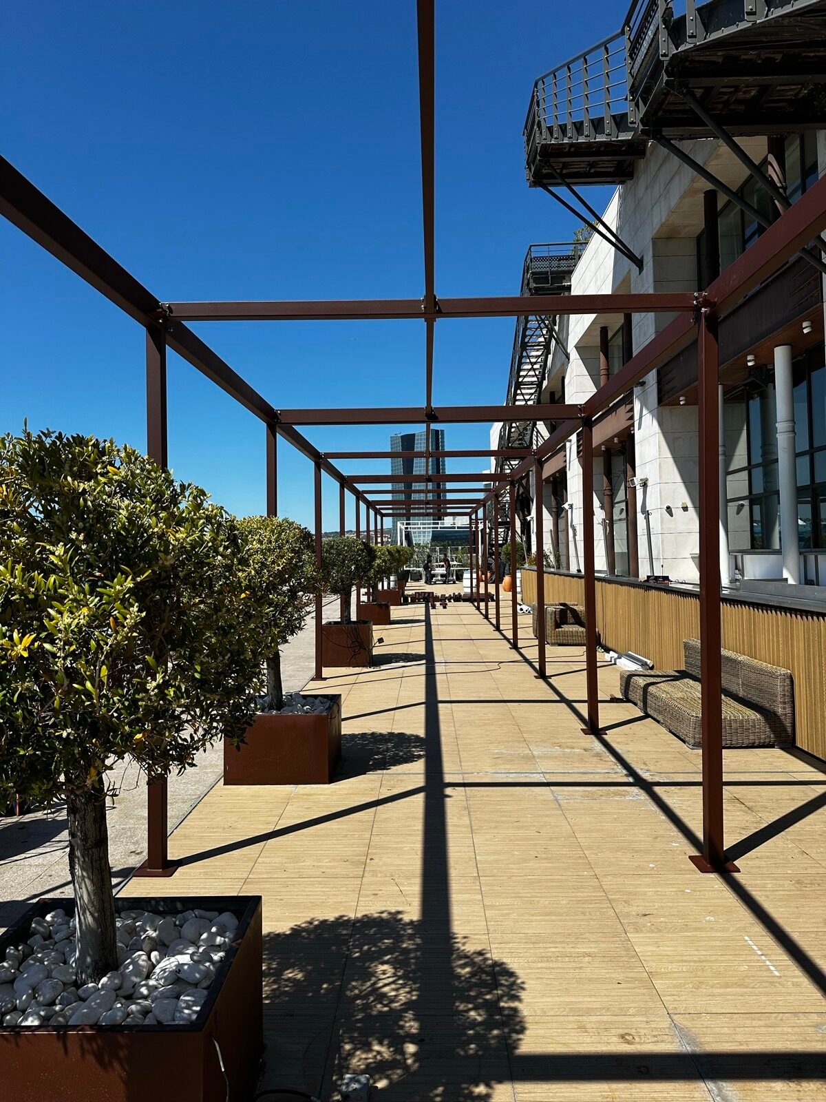 Pergola et table sur-mesure — R2 aux Terrasses du Port, Marseille