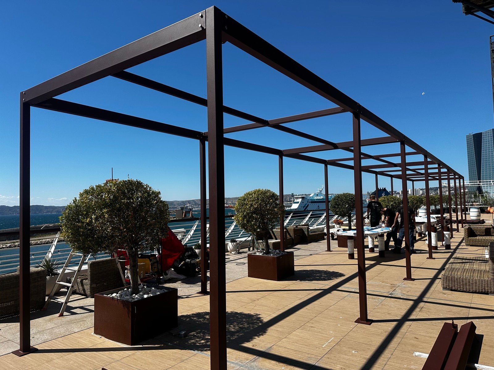 Pergola et table sur-mesure — R2 aux Terrasses du Port, Marseille