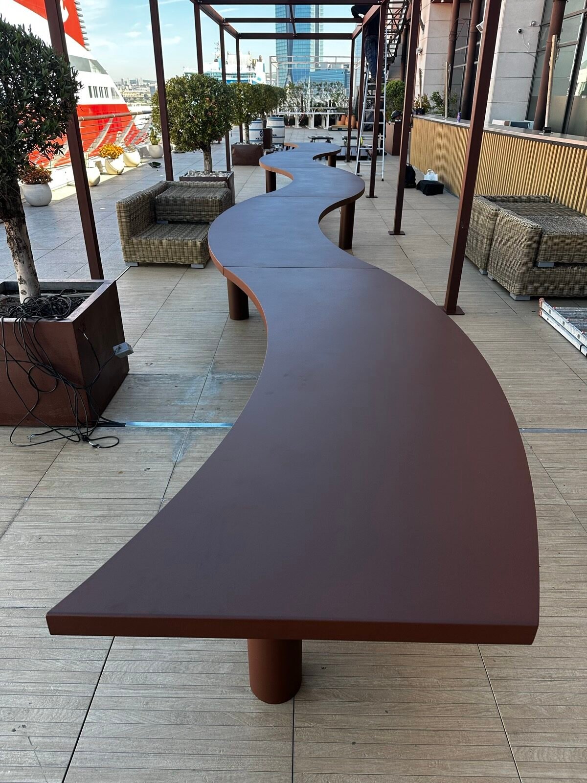 Pergola et table sur-mesure — R2 aux Terrasses du Port, Marseille