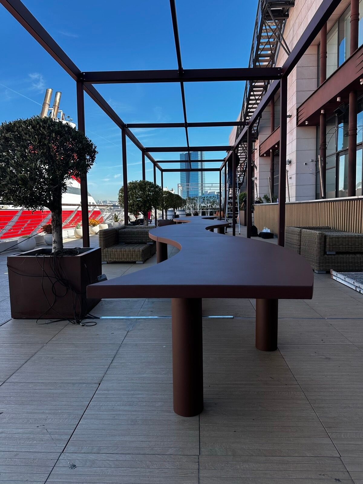 Pergola et table sur-mesure — R2 aux Terrasses du Port, Marseille