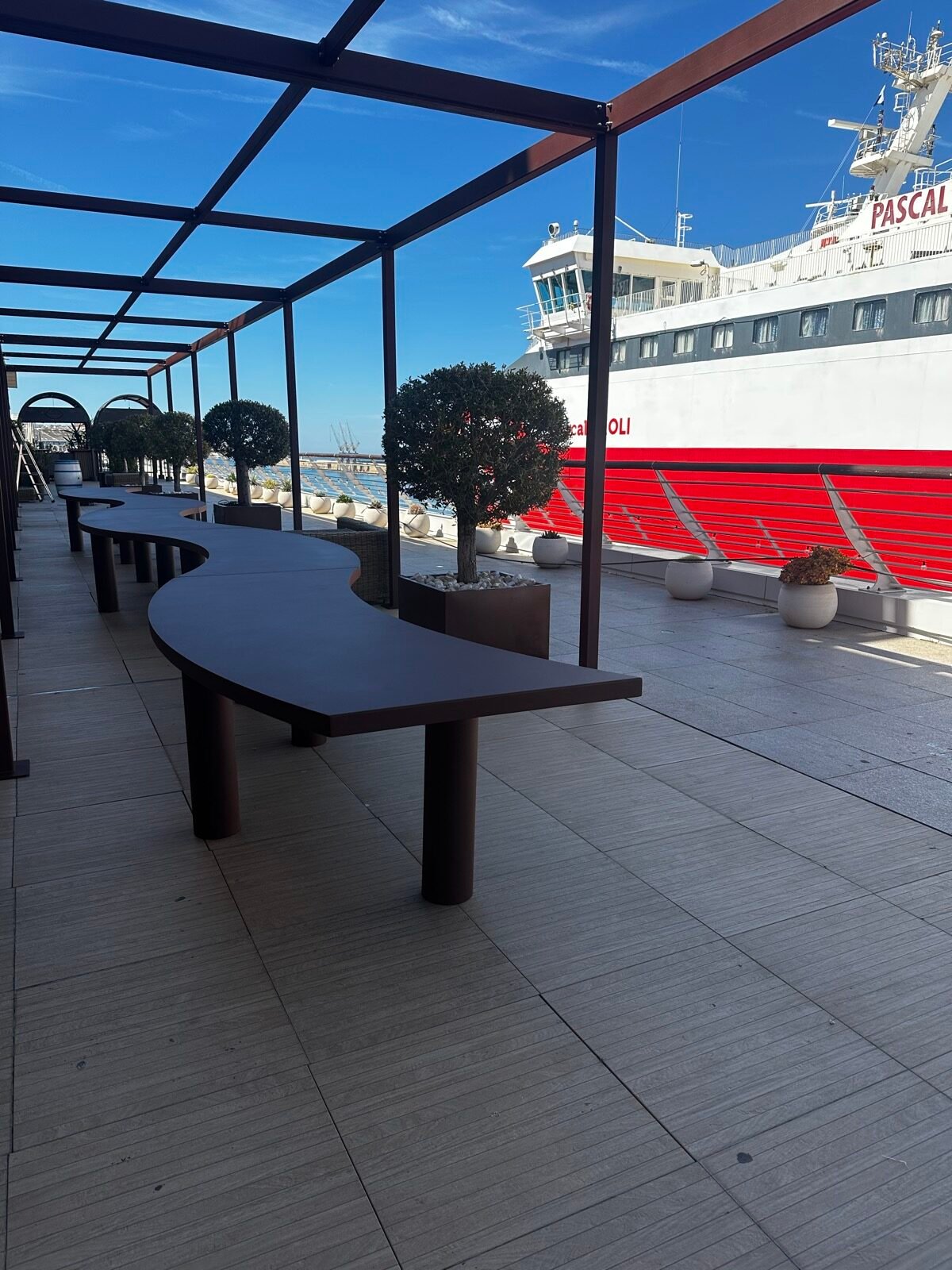 Pergola et table sur-mesure — R2 aux Terrasses du Port, Marseille