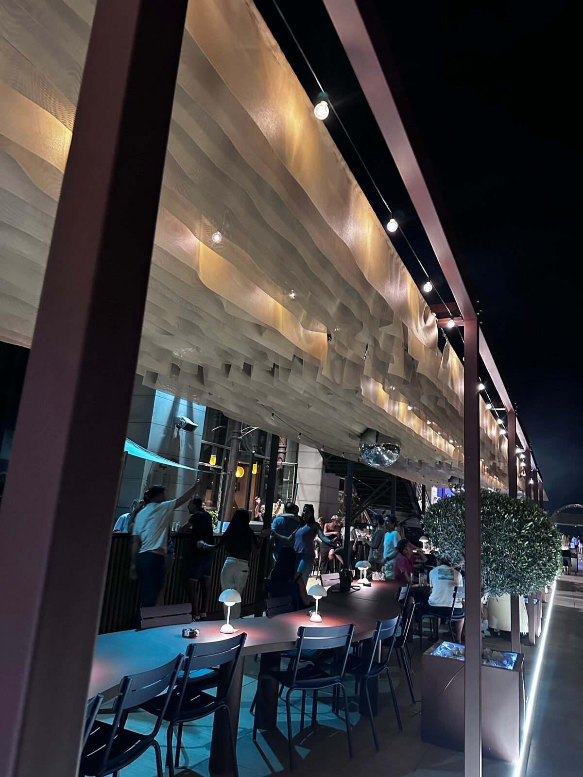 Pergola et table sur-mesure — R2 aux Terrasses du Port, Marseille