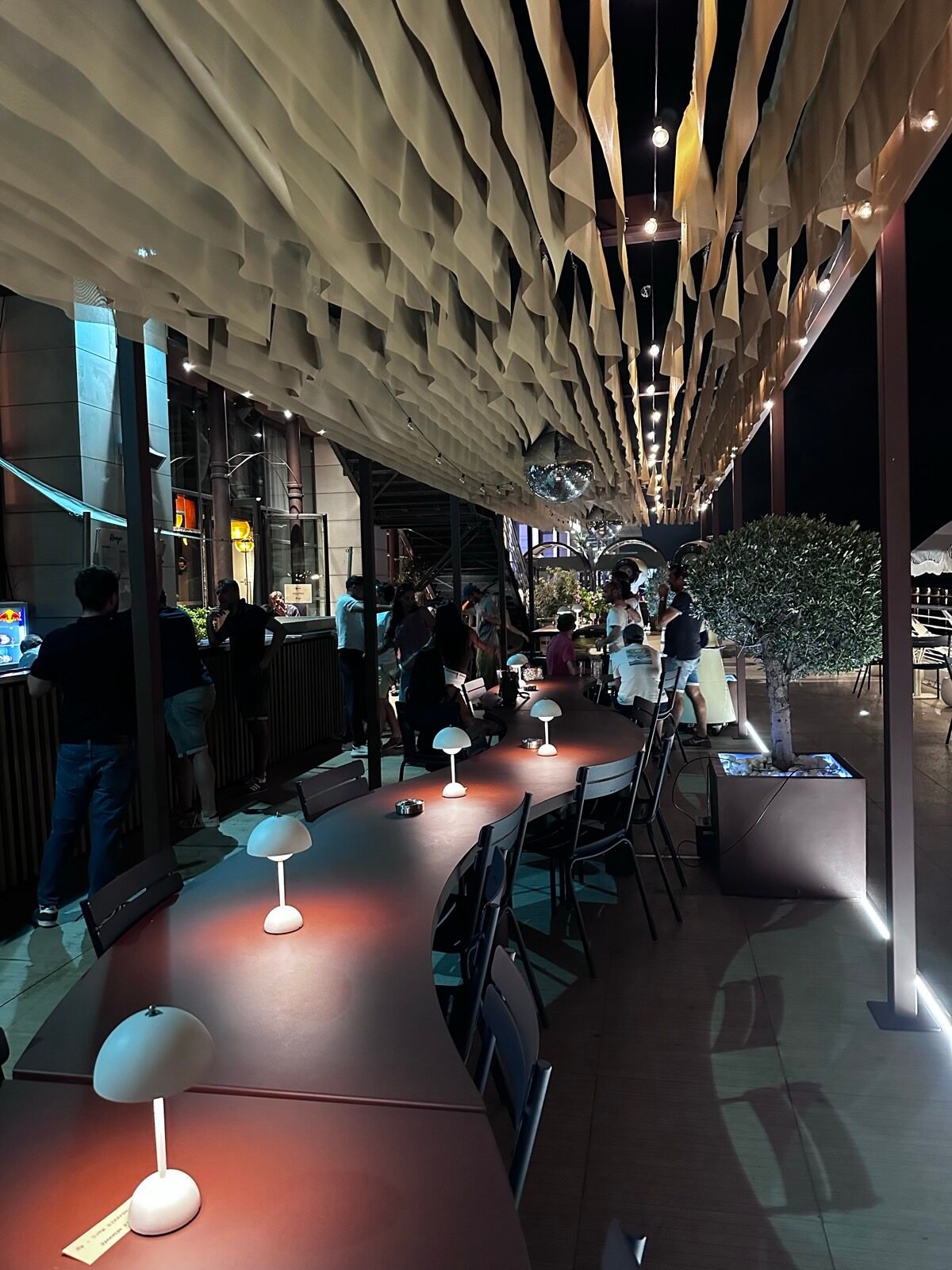 Pergola et table sur-mesure — R2 aux Terrasses du Port, Marseille