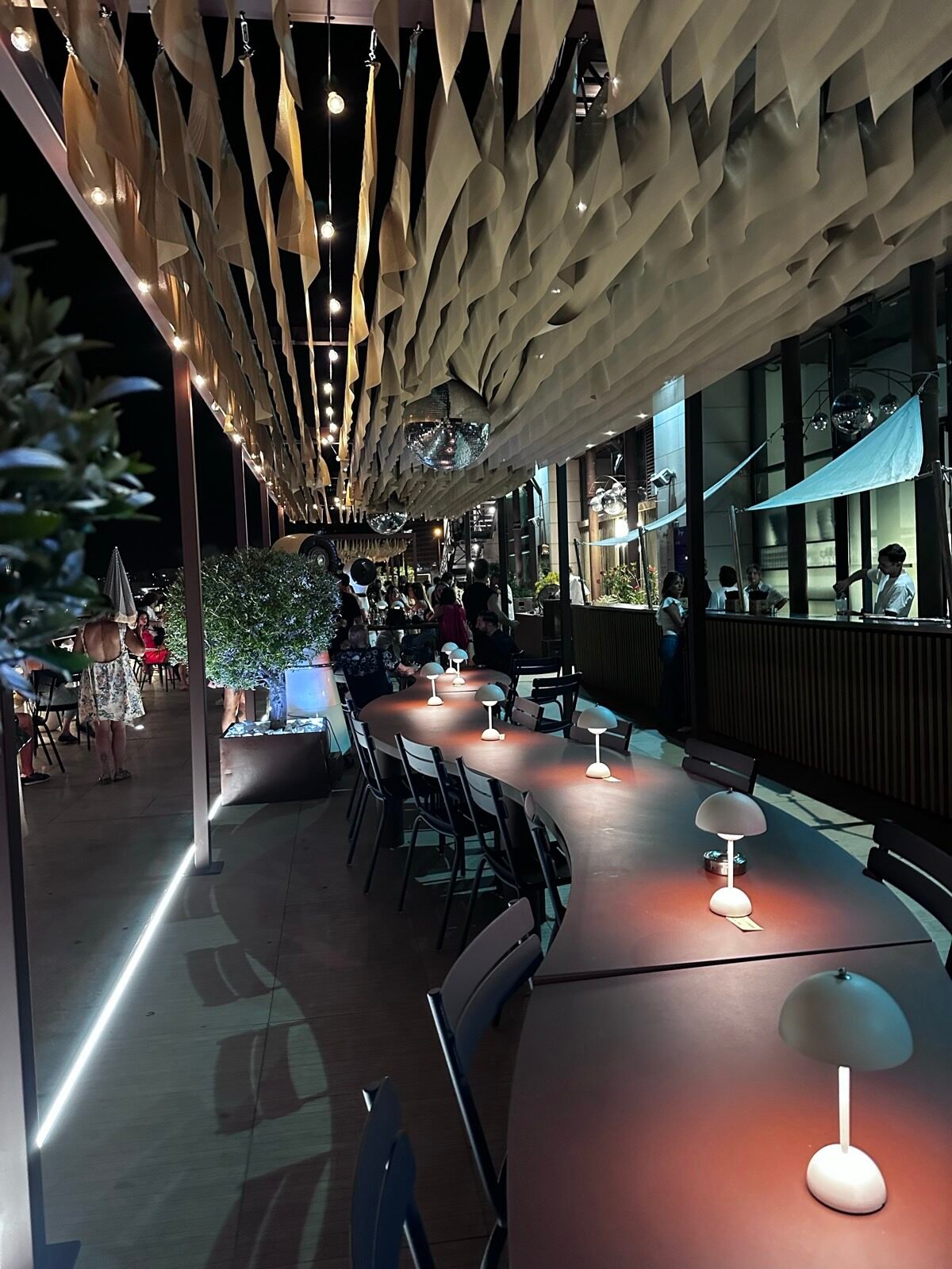 Pergola et table sur-mesure — R2 aux Terrasses du Port, Marseille