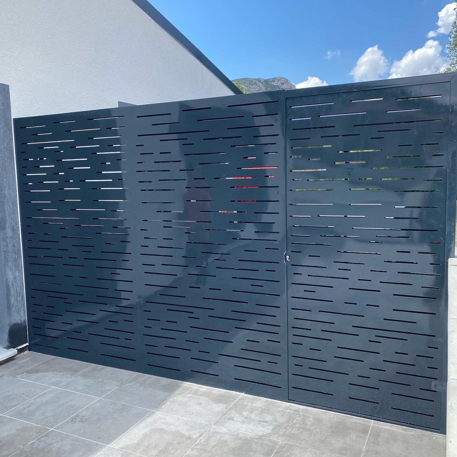 Clôture brise-vue ajourée en aluminium anthracite