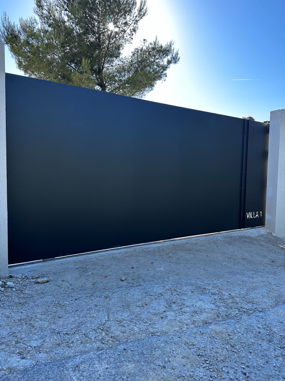 Portail plein en aluminium anthracite