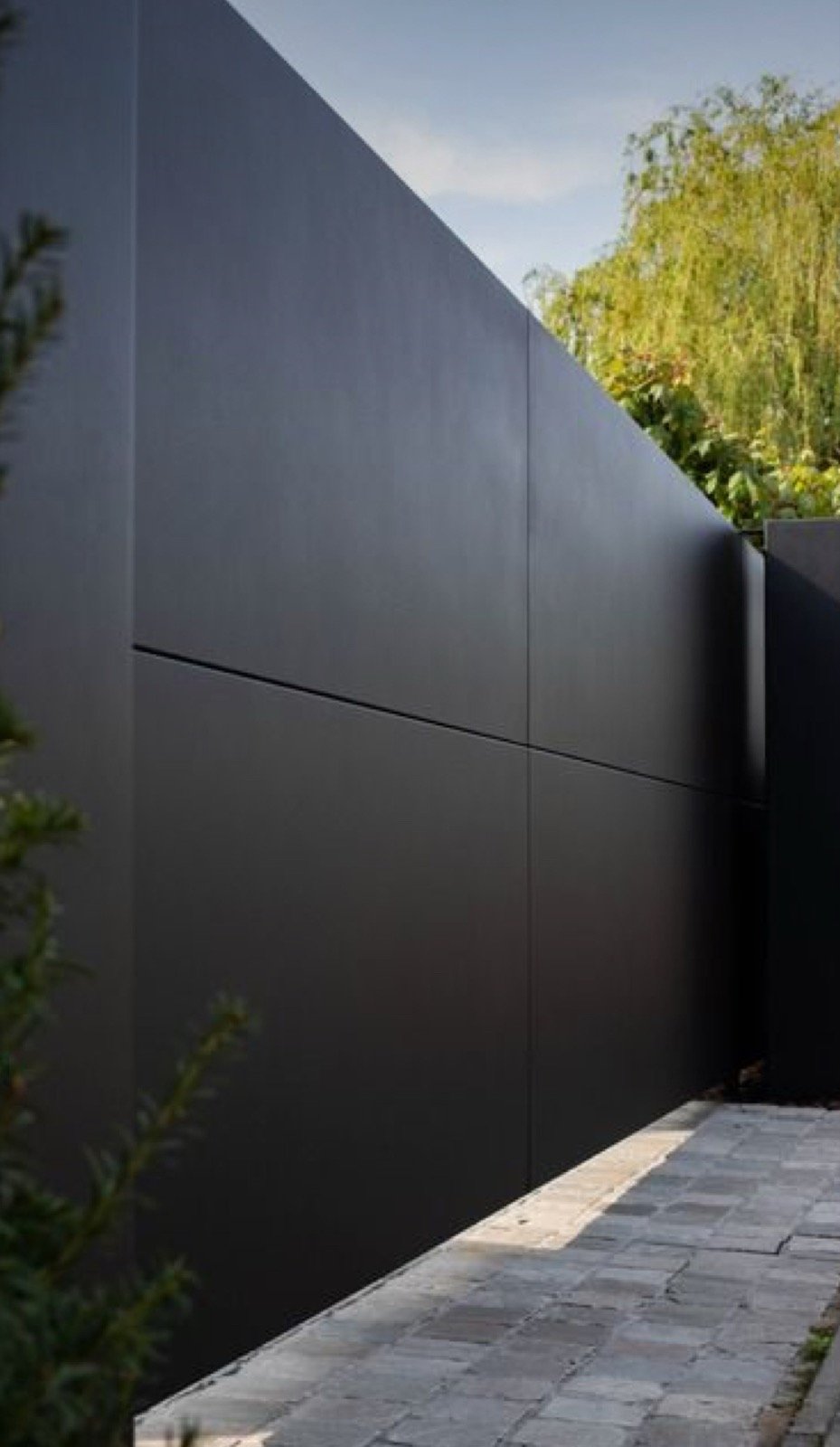 Portail contemporain en aluminium anthracite