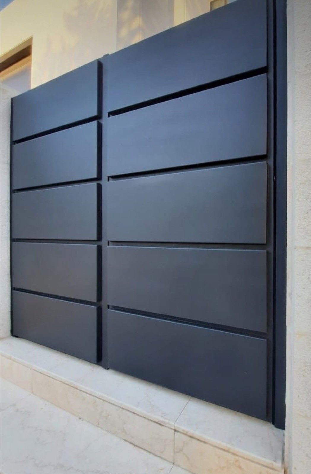 Portail contemporain en aluminium anthracite