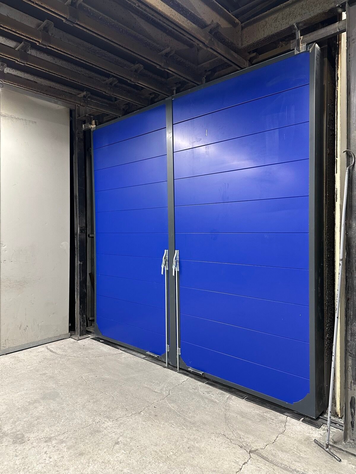 Portes coulissantes pour un four industriel de thermolaquage à La Penne-sur-Huveaune