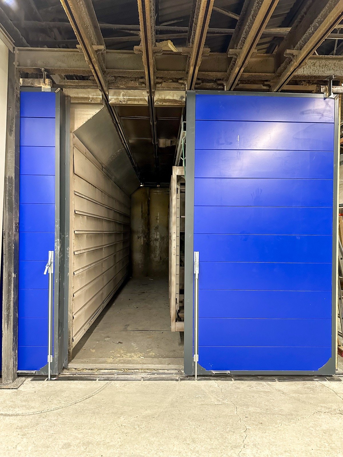 Portes coulissantes pour un four industriel de thermolaquage à La Penne-sur-Huveaune